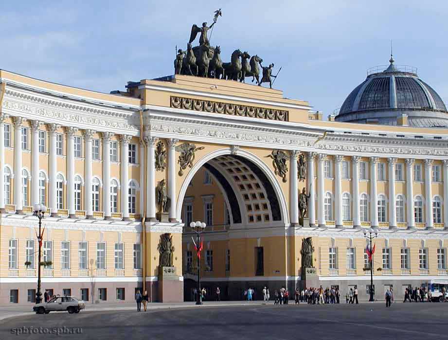 Стиль зданий спб. Арка генерального штаба в Петербурге. Арка главного штаба в Санкт-Петербурге 19в. Ампир в архитектуре Санкт-Петербурга 19 век. Арка генерального штаба. Архитектор к. Росси.